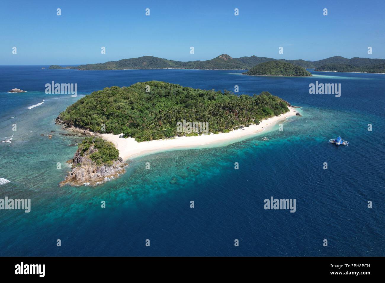 Acqua turchese, sabbia rosa, isola remota. Un'isola remota incontaminata e incontaminata a Palawan, Filippine, presenta acque turchesi cristalline Foto Stock