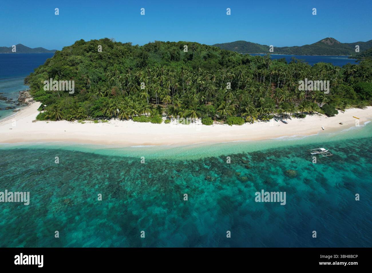 Acqua turchese, sabbia rosa, isola remota. Un'isola remota incontaminata e incontaminata a Palawan, Filippine, presenta acque turchesi cristalline Foto Stock