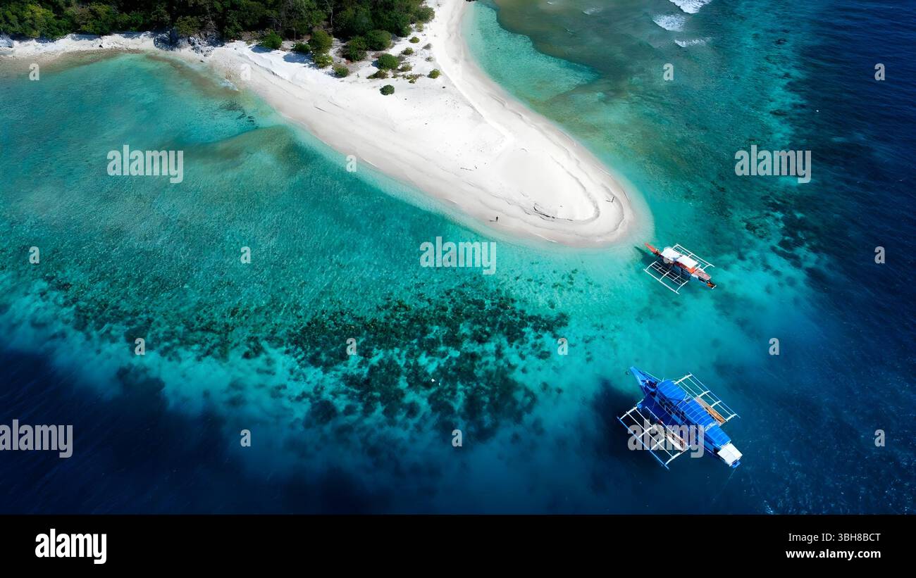 Acqua turchese, sabbia rosa, isola remota. Un'isola remota incontaminata e incontaminata a Palawan, Filippine, presenta acque turchesi cristalline Foto Stock