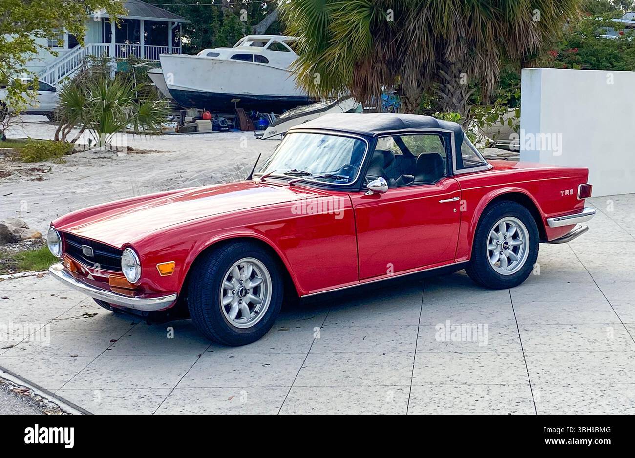 La Triumph TR6 fu costruita dalla Triumph Motor Company tra il 1969 e il 1976. La maggior parte della produzione è stata importata negli Stati Uniti. Foto Stock