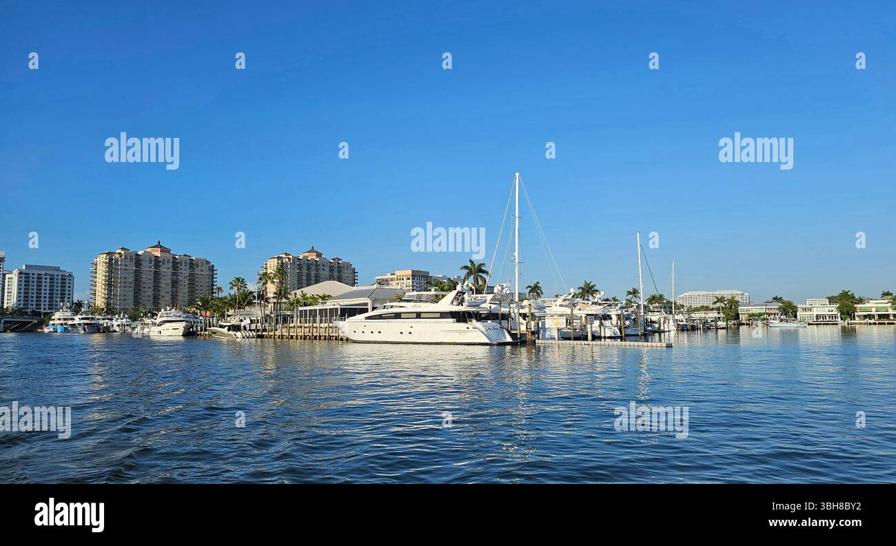 Coral Ridge Yacht Club sull'Intracoastal Waterway, Fort Lauderdale, Florida. Yacht e barche a vela molto grandi sono attraccate nel porticciolo. Foto Stock