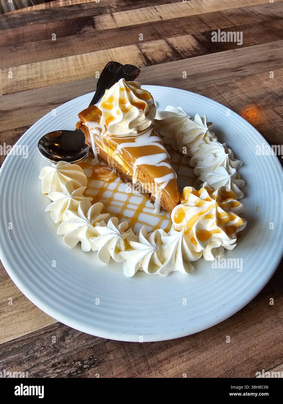 Cheesecake al caramello salato. Una deliziosa fetta di cheesecake al caramello salato. - Immagine stock catturata con smartphone