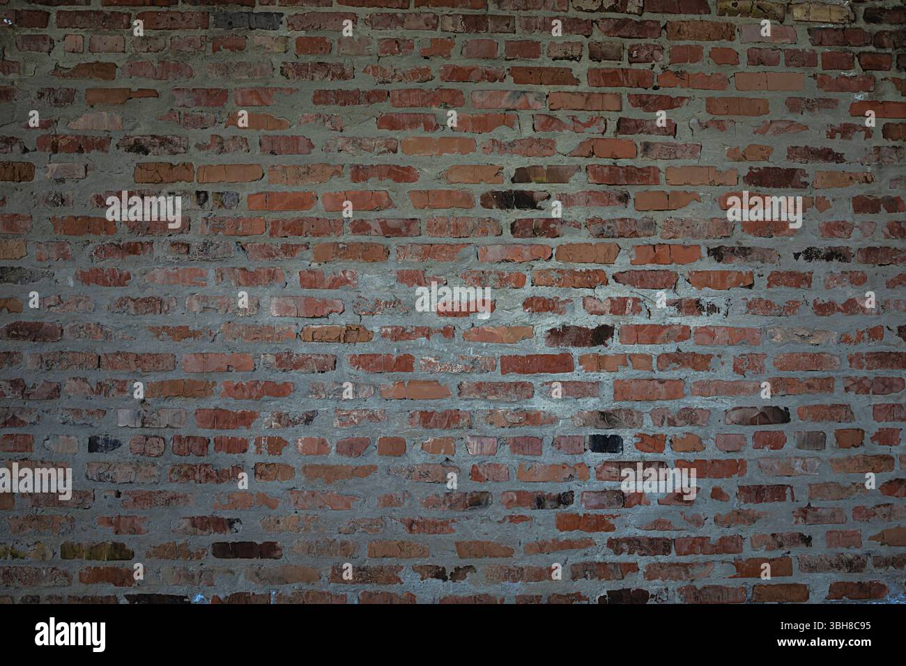 Muro di mattoni rossi ruvidi con Malta e ombra irregolari. Sfondo di texture urbane per costruzioni, ristrutturazioni o temi di design rustico. Foto Stock Muro di mattoni rossi ruvidi con Malta e ombra irregolari. Sfondo di texture urbane per costruzioni, ristrutturazioni o temi di design rustico. Foto Stock