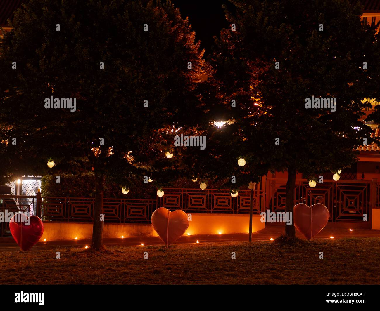 Decorazioni rosa a forma di cuore durante la festa della Chiesa della Madonna delle Grazie a Montefiascone, regione Lazio, Italia. 7 giugno 2025 Foto Stock