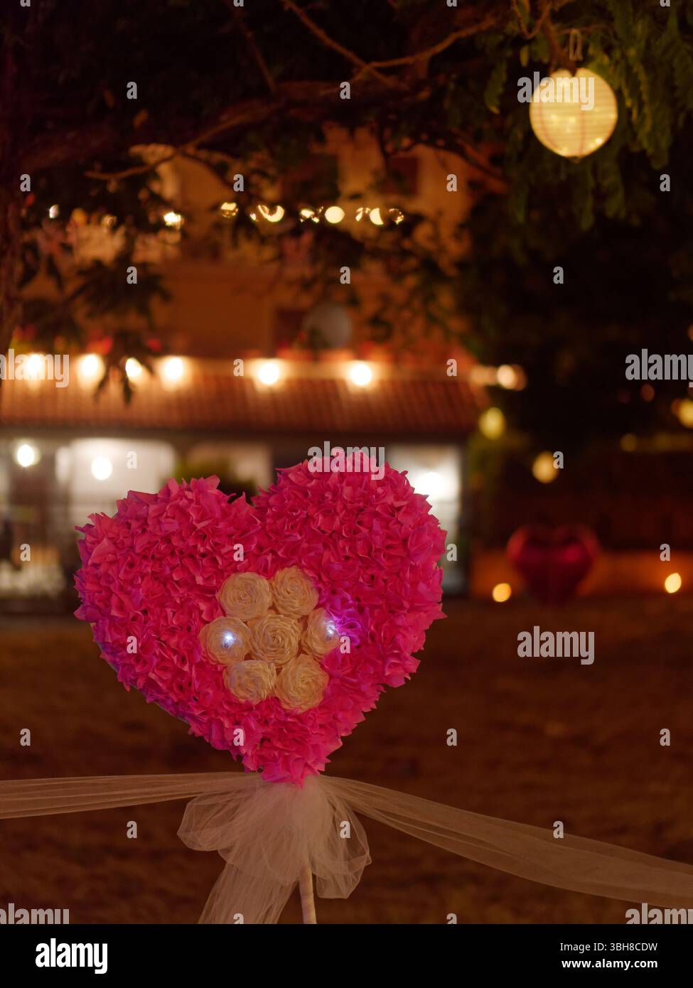 Decorazioni rosa a forma di cuore durante la festa della Chiesa della Madonna delle Grazie a Montefiascone, regione Lazio, Italia. 7 giugno 2025 Foto Stock