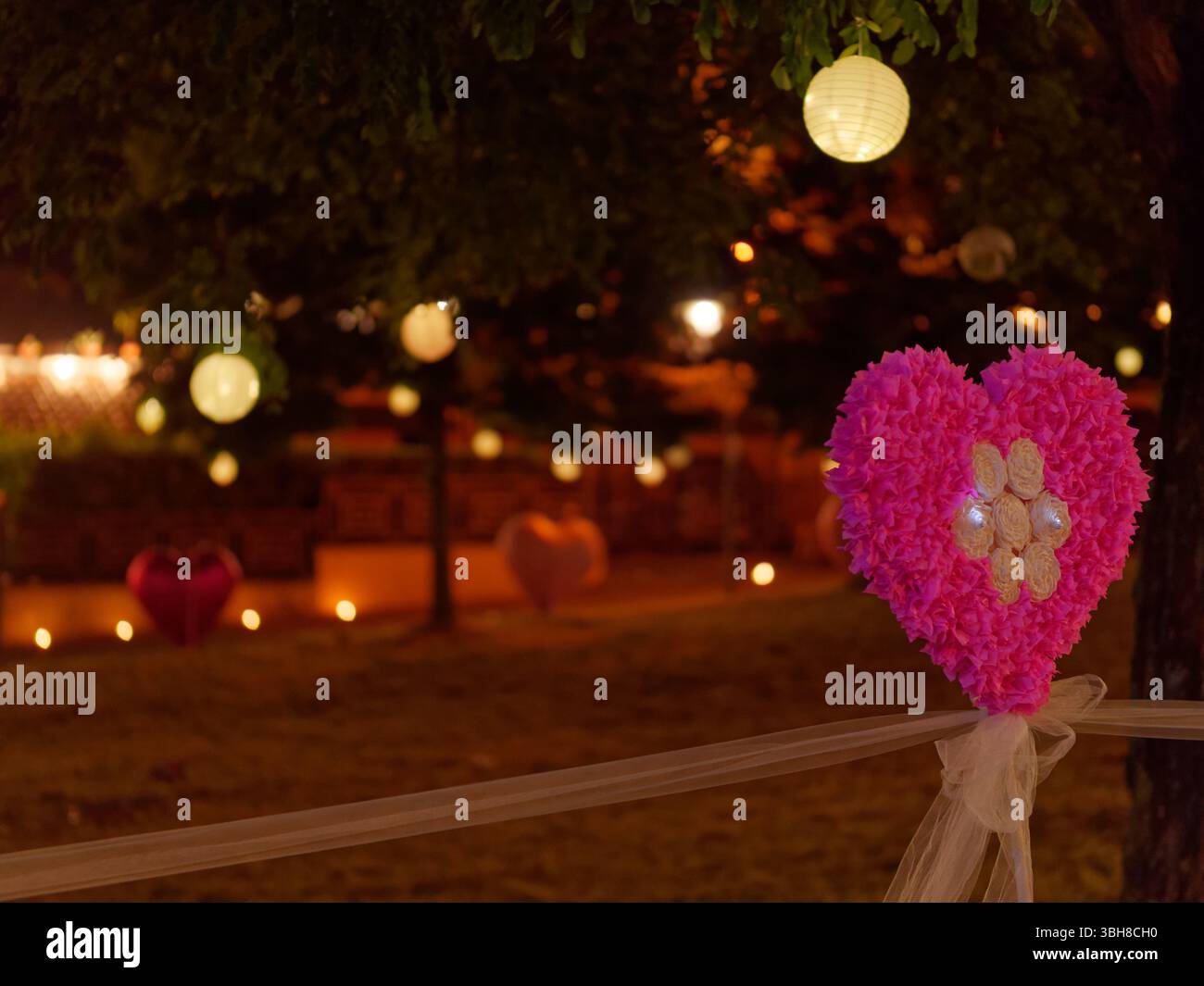 Decorazioni rosa a forma di cuore durante la festa della Chiesa della Madonna delle Grazie a Montefiascone, regione Lazio, Italia. 7 giugno 2025 Foto Stock