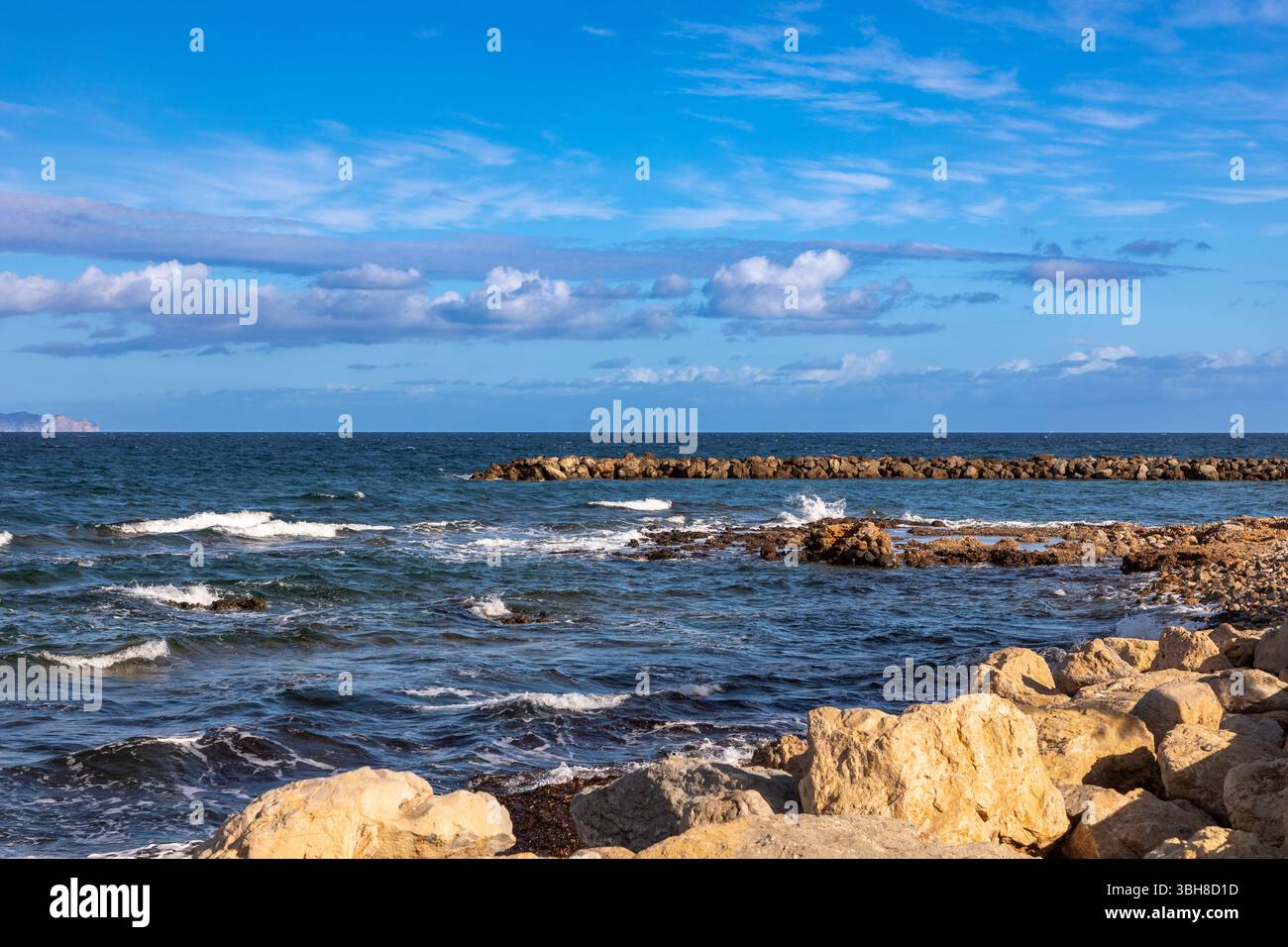 Costa vicino a Colonia de Sant Pere, Baia di Alcudia, Isola di Maiorca, Spagna Foto Stock