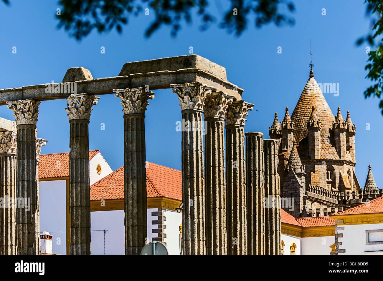 Evora, Portogallo, 26 maggio 2022: Il centro storico di Évora è ben conservato e mostra influenze romane, moresche e medievali. Foto Stock