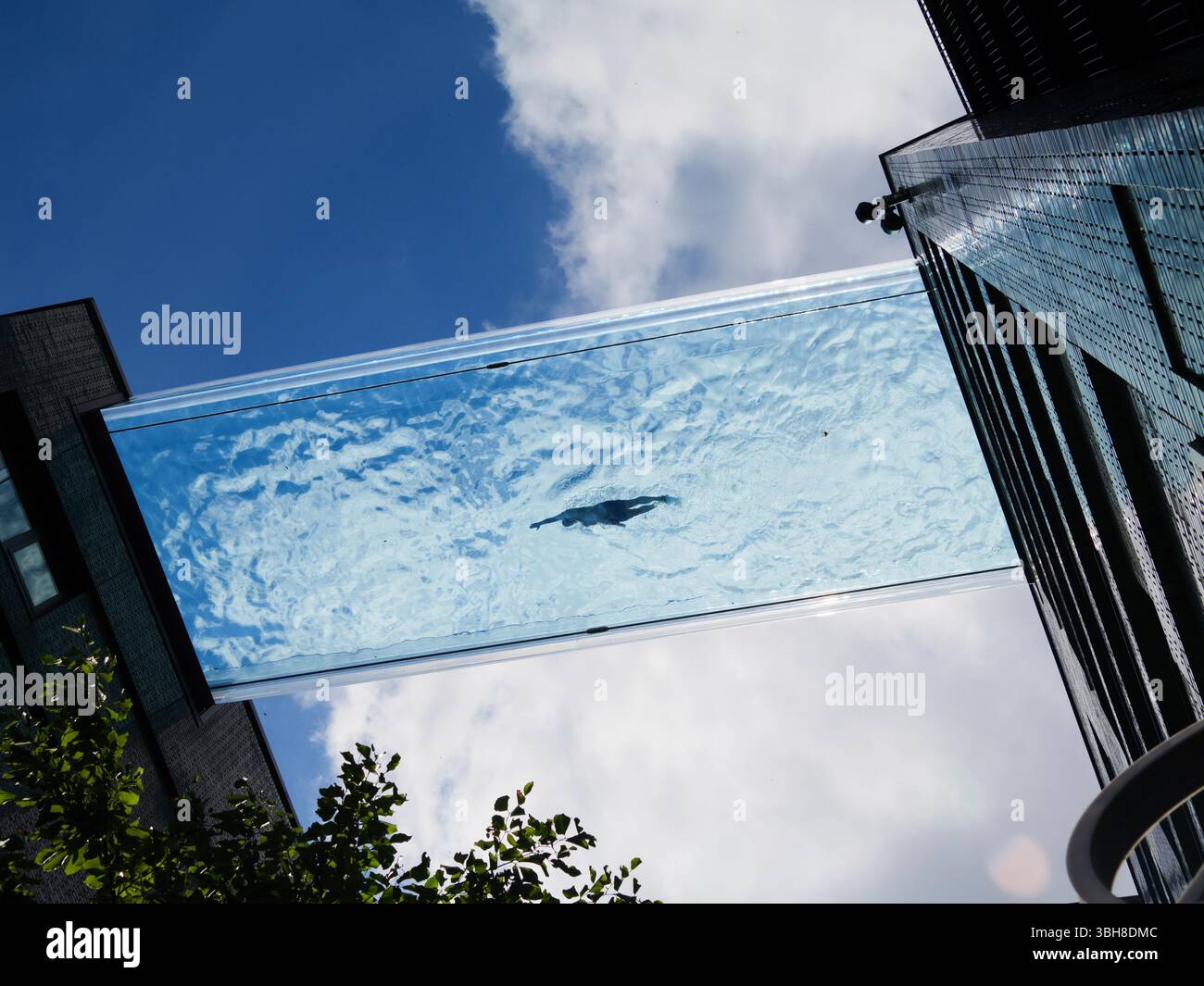 La Sky Pool presso Embassy Gardens, Londra, una suggestiva piscina con fondo in vetro sospesa a 35 metri dal suolo, che galleggia tra due alte torri residenziali, che mostrano un'architettura di lusso e un'esclusiva vita urbana nella zona di riqualificazione di Nine Elms. Foto Stock