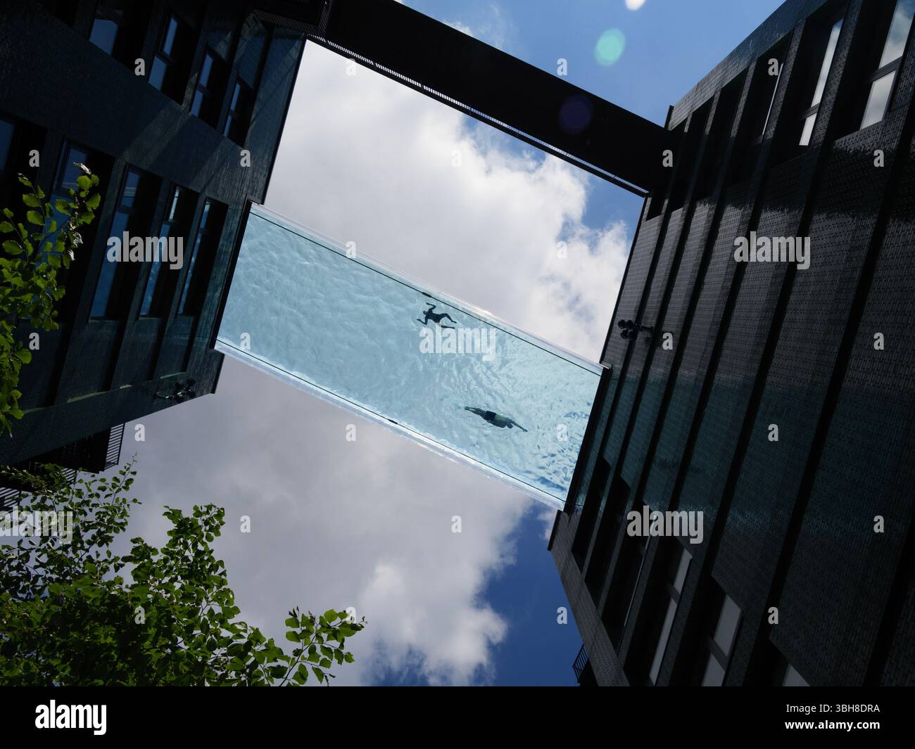 La Sky Pool presso Embassy Gardens, Londra, una suggestiva piscina con fondo in vetro sospesa a 35 metri dal suolo, che galleggia tra due alte torri residenziali, che mostrano un'architettura di lusso e un'esclusiva vita urbana nella zona di riqualificazione di Nine Elms. Foto Stock