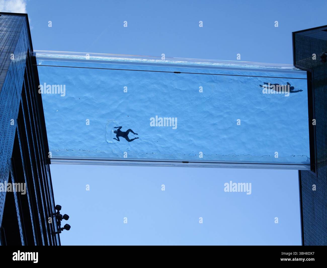 La Sky Pool presso Embassy Gardens, Londra, una suggestiva piscina con fondo in vetro sospesa a 35 metri dal suolo, che galleggia tra due alte torri residenziali, che mostrano un'architettura di lusso e un'esclusiva vita urbana nella zona di riqualificazione di Nine Elms. Foto Stock