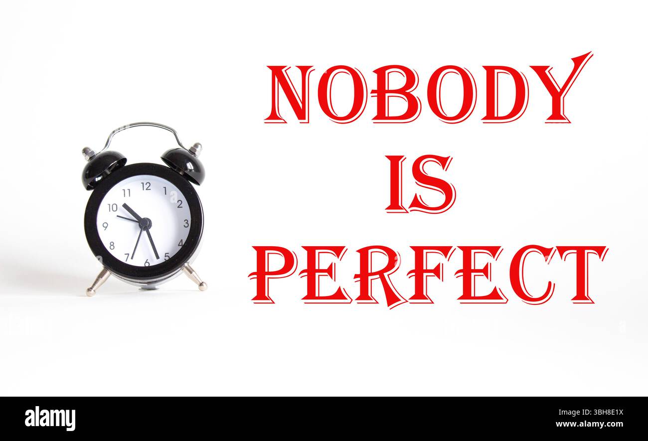 Nessuno è un simbolo perfetto. Parola concettuale nessuno è perfetto su uno splendido sfondo bianco con sveglia. Gli affari e nessuno sono un concetto perfetto. Copia Foto Stock