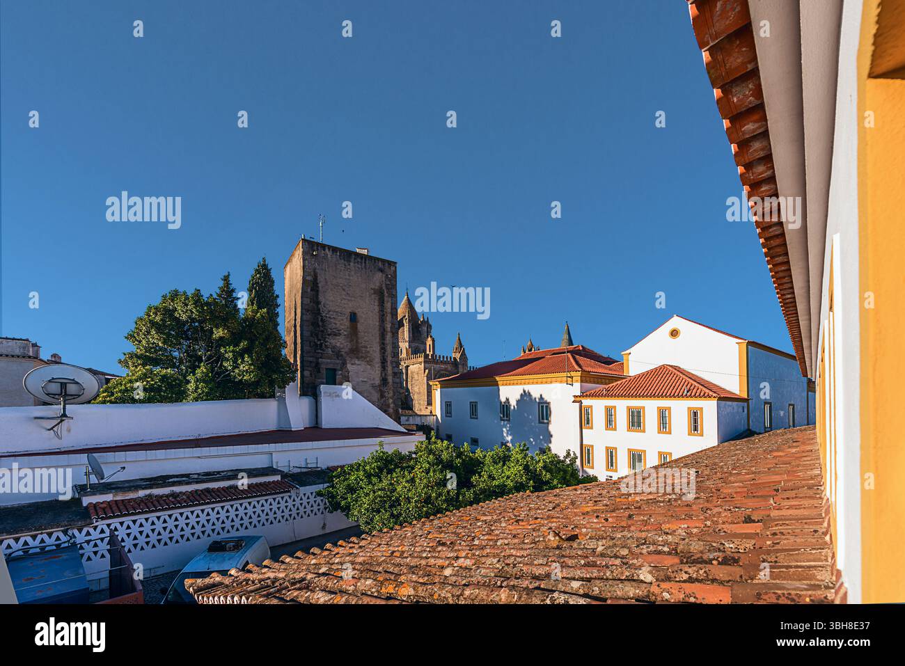 Evora, Portogallo, 26 maggio 2022: Il centro storico di Évora è ben conservato e mostra influenze romane, moresche e medievali. Foto Stock