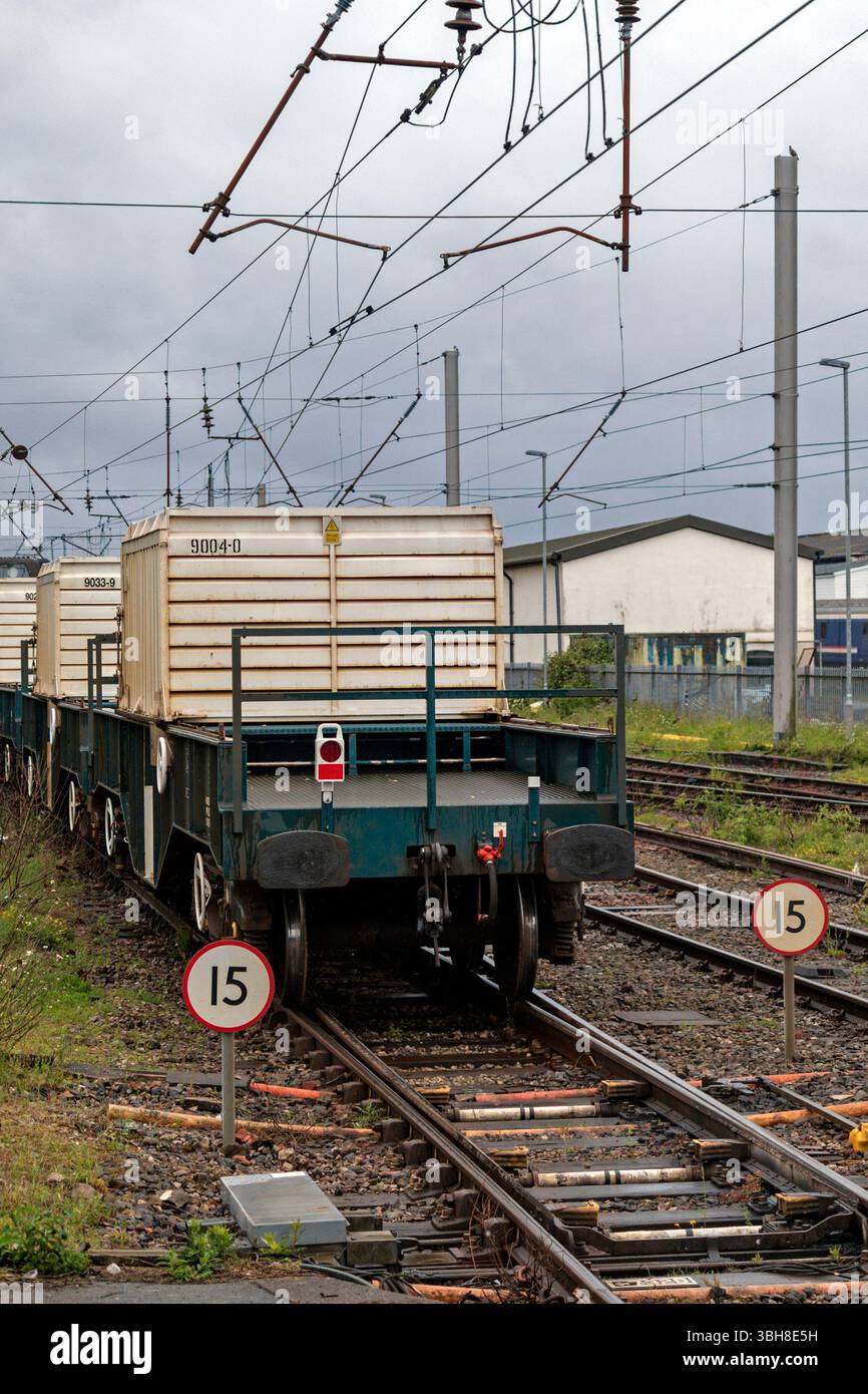 Trasporto di contenitori di rifiuti nucleari in partenza dalla stazione ferroviaria di Carnforth, diretto da 68009 e 68005 che lavora il 6K73 0830 Sellafield B.N.F. a Crewe Coal Binding. Foto Stock