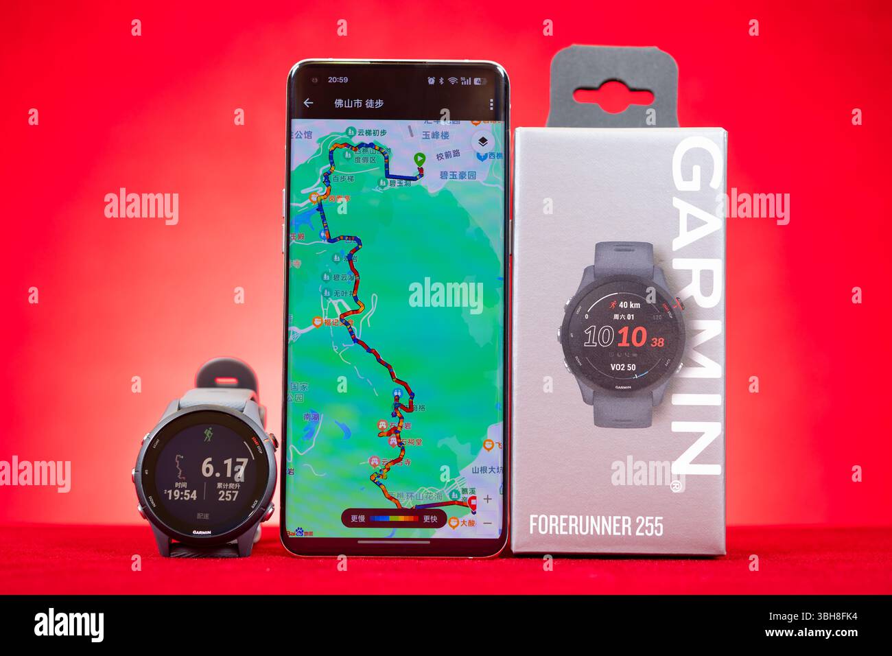 Zhongshan Cina - 1 giugno 2025: Percorso di esercizio per l'orologio sportivo Garmin Forerunner 255 e l'app mobile. Foto Stock