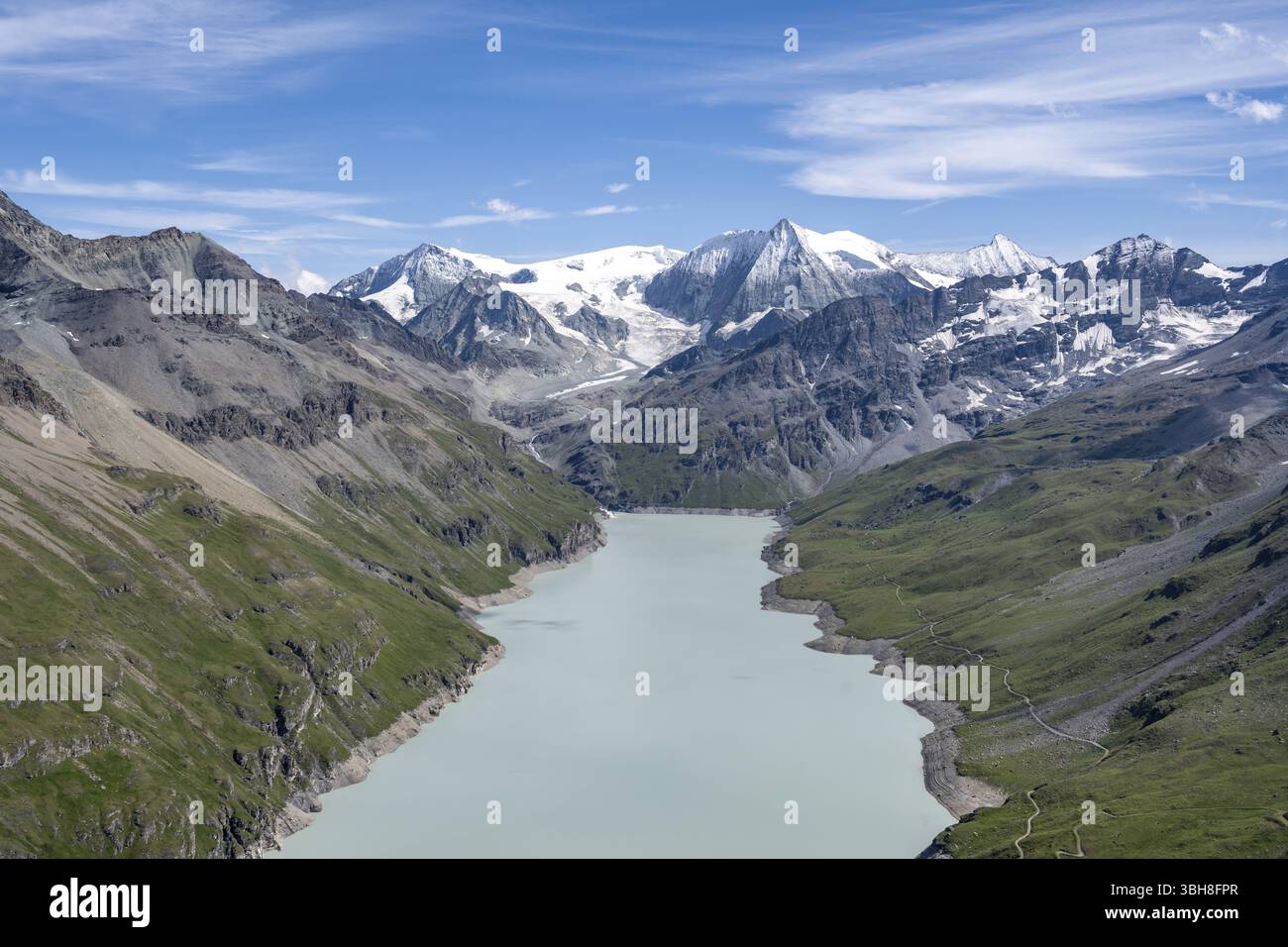 Lago di montagna blu in un paesaggio montano con ghiacciai, lago artificiale del Dix e picco del Monte bianco de Cheilon, Alpi Vallese, Vallese, Svizzera, Euro Foto Stock