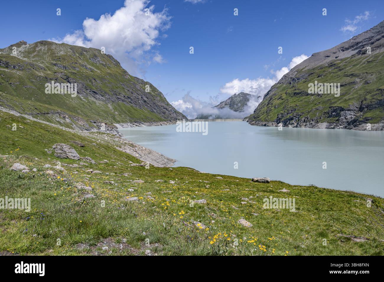 Lago di montagna blu in un paesaggio montano, lago artificiale di Lac des Dix, Alpi Vallese, Vallese, Svizzera, Europa Foto Stock