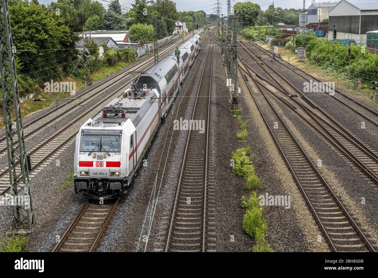 Treno IC, a due piani, Intercity, sulla linea tra Bochum e Dortmund, a Dortmund-Marten, linea multibinario per traffico locale e a lunga percorrenza Foto Stock