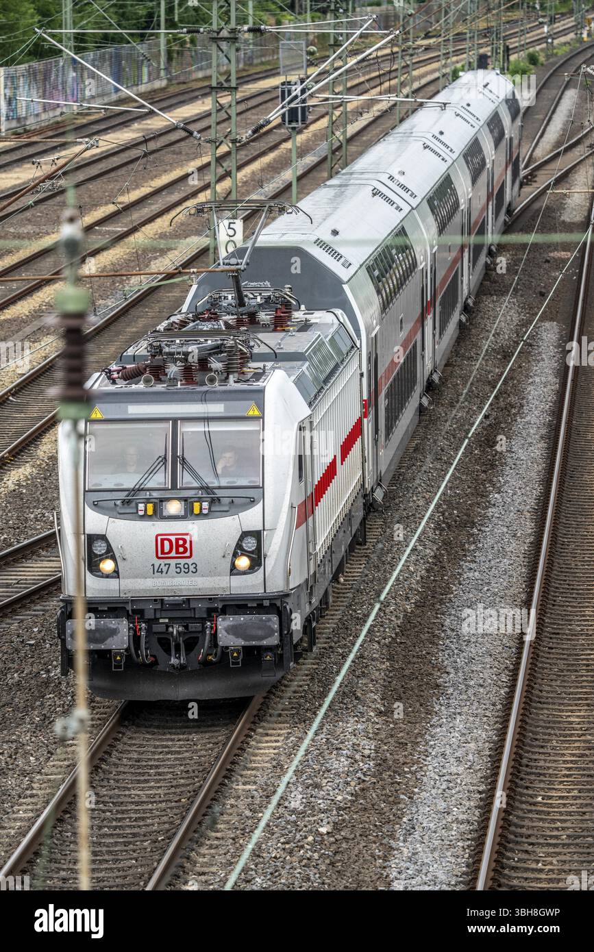 Treno IC, a due piani, Intercity, sulla linea tra Bochum e Dortmund, a Dortmund-Marten, linea multibinario per traffico locale e a lunga percorrenza Foto Stock