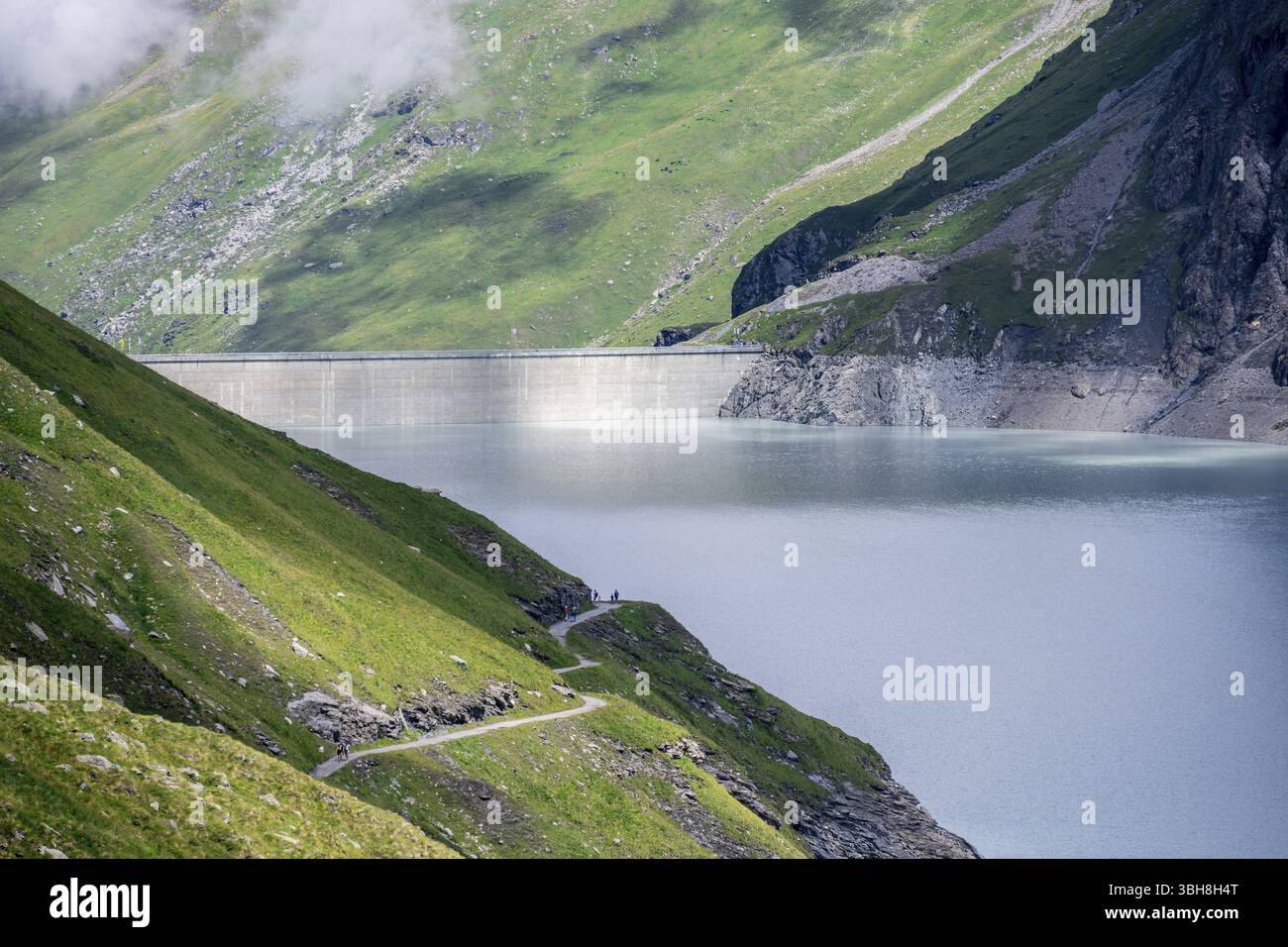 Sentiero escursionistico al lago di Dix con diga grande-Dixence, Alpi Vallese, Vallese, Svizzera, Europa Foto Stock