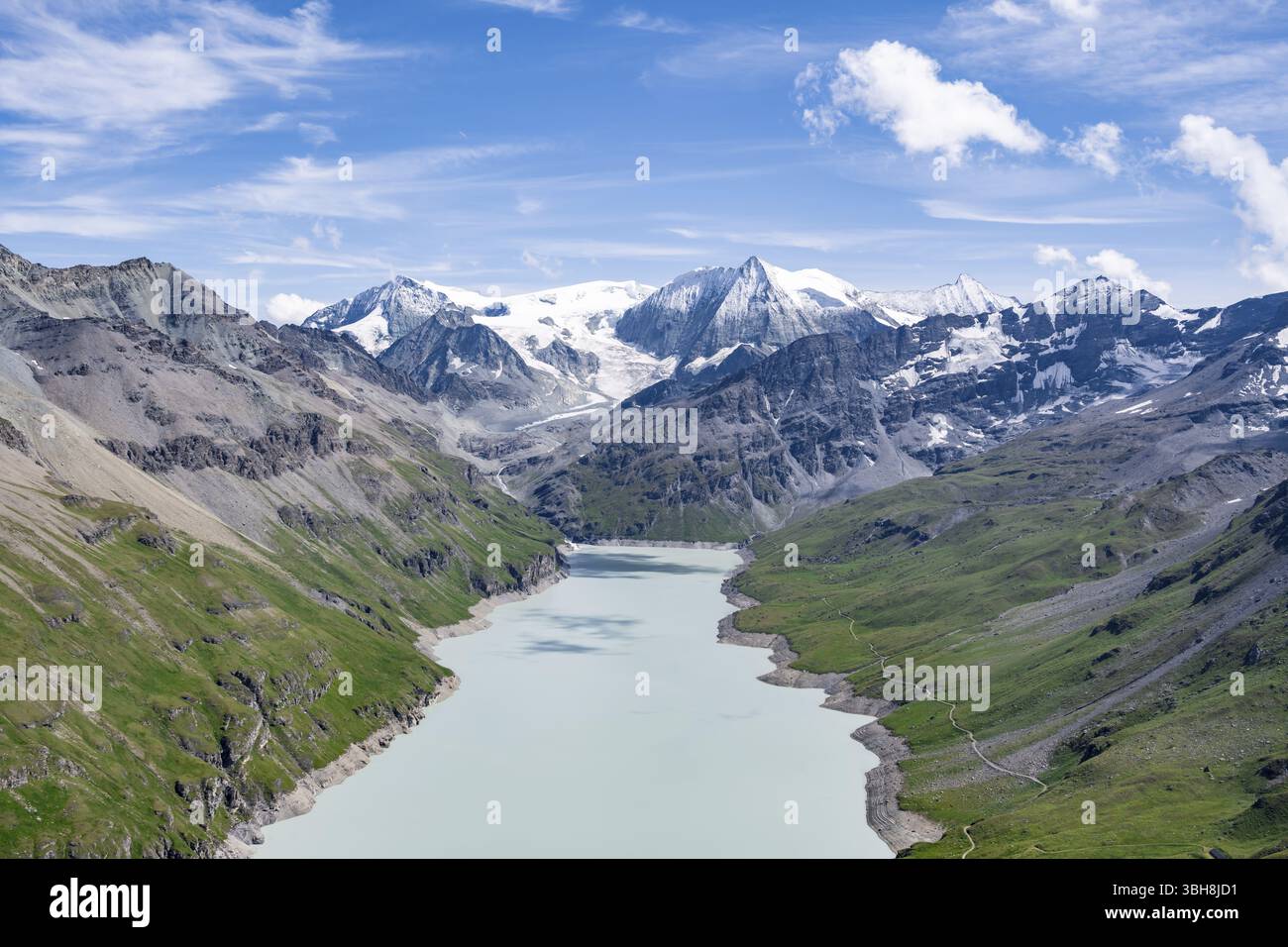 Lago di montagna blu in un paesaggio montano con ghiacciai, lago artificiale del Dix e picco del Monte bianco de Cheilon, Alpi Vallese, Vallese, Svizzera, Euro Foto Stock