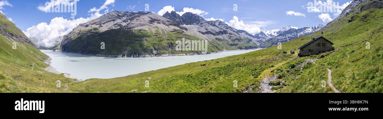 Panorama, lago di montagna blu e capanna alpina nel paesaggio montano, lago artificiale di Lac des Dix e picco del Monte bianco de Cheilon, Alpi Vallese, Vallese, Svizzero Foto Stock