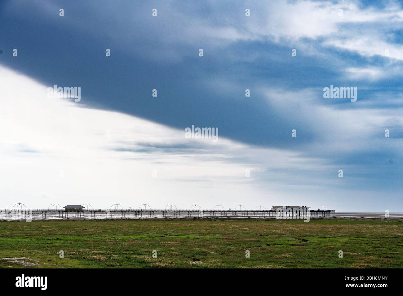 Il molo di Soutport ora chiuso sotto cieli e tempi minacciosi con la possibilità di demolizione incombente. Foto Stock
