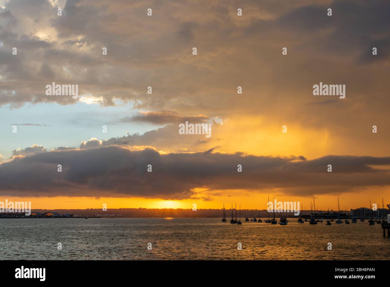 Sagome di barche al tramonto nella baia di San Diego, California Foto Stock