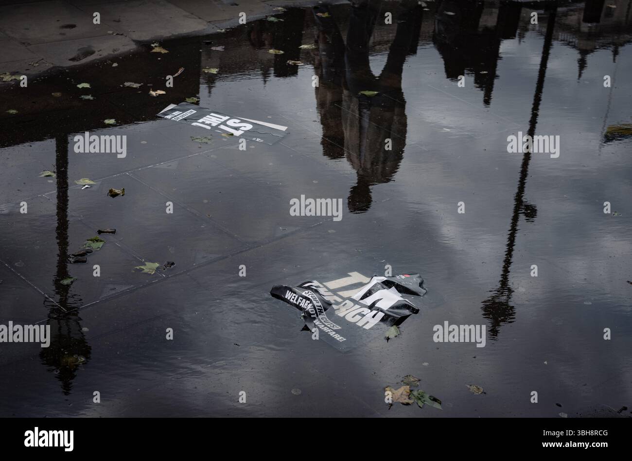 Londra, Regno Unito, 8 giugno 2025. Resti e detrito dell’Assemblea popolare del 7 giugno marcia in favore del Welfare, non della guerra e delle tasse i ricchi erano visibili, gettati in pozzanghere sul terreno di fronte a Downing Street. (Tennessee Jones - Alamy Live News) Foto Stock