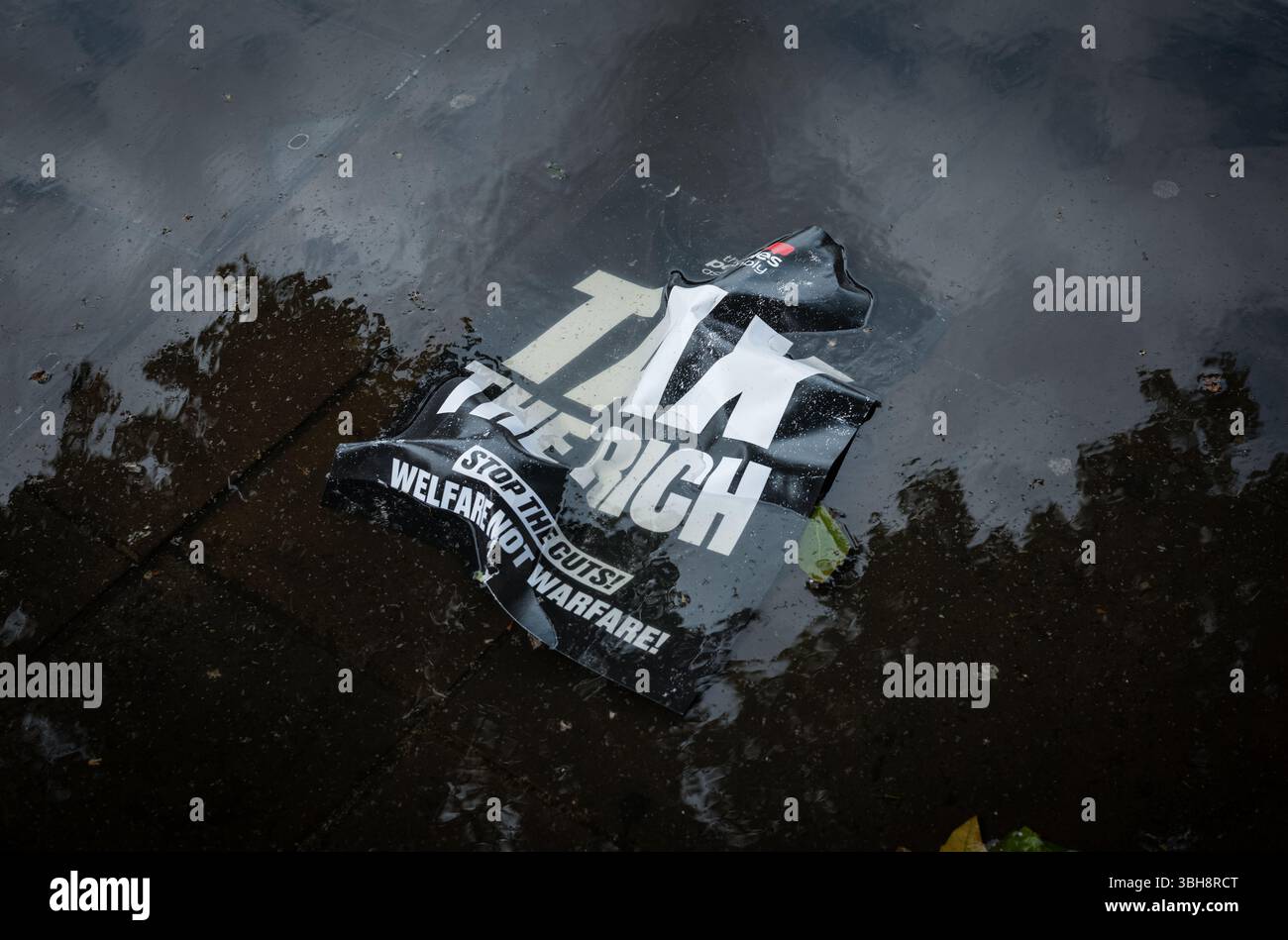 Londra, Regno Unito, 8 giugno 2025. Resti e detrito dell’Assemblea popolare del 7 giugno marcia in favore del Welfare, non della guerra e delle tasse i ricchi erano visibili, gettati in pozzanghere sul terreno di fronte a Downing Street. (Tennessee Jones - Alamy Live News) Foto Stock