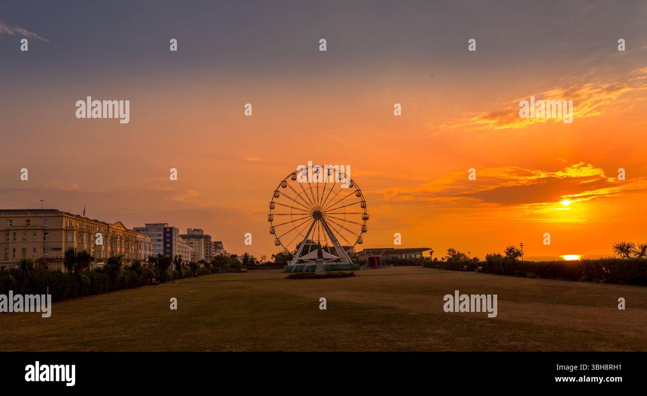 Ruota panoramica sul lungomare di Eastbourne al tramonto Foto Stock