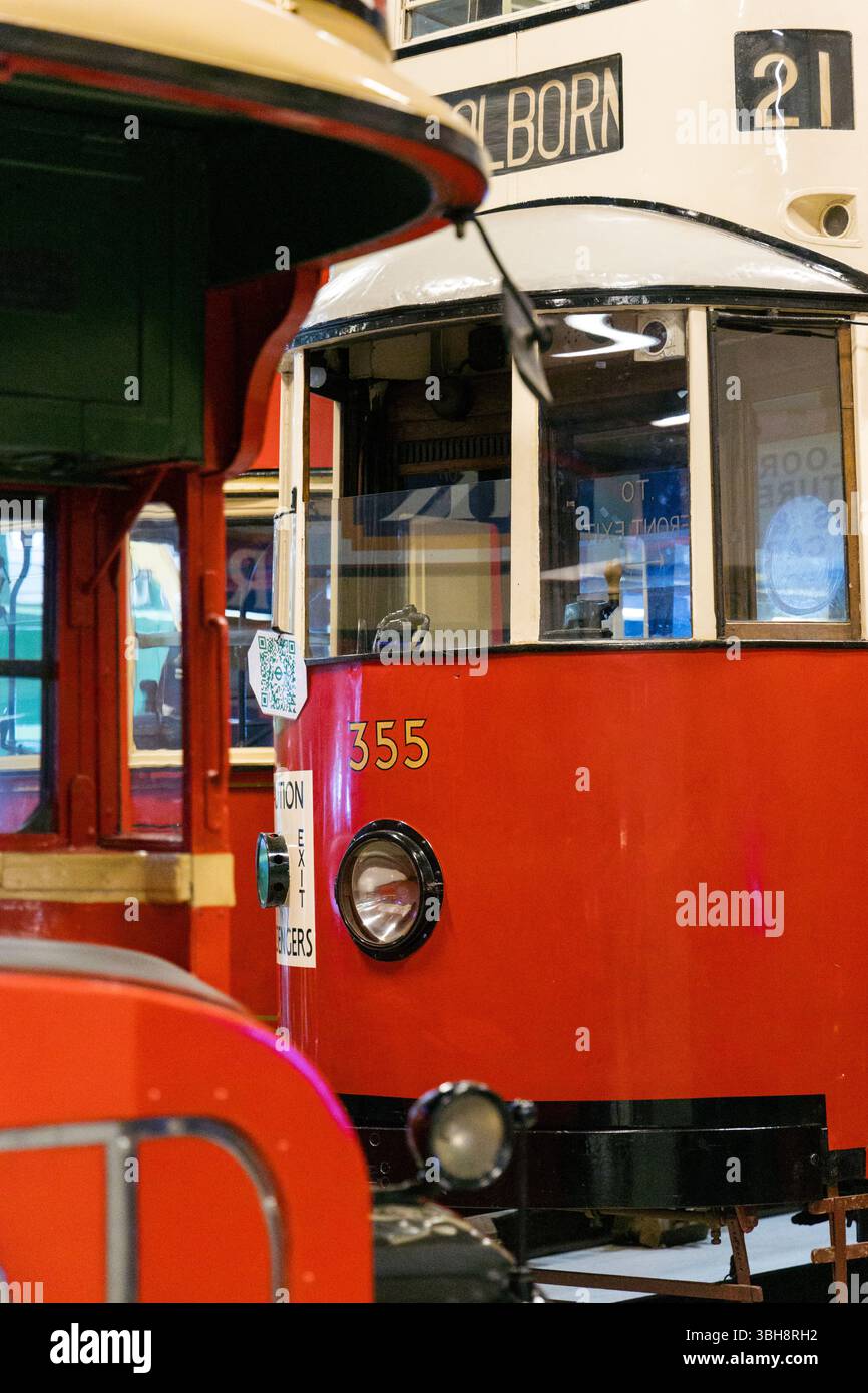355 tram all'interno del London Transport Museum Depot, Londra, Inghilterra Foto Stock