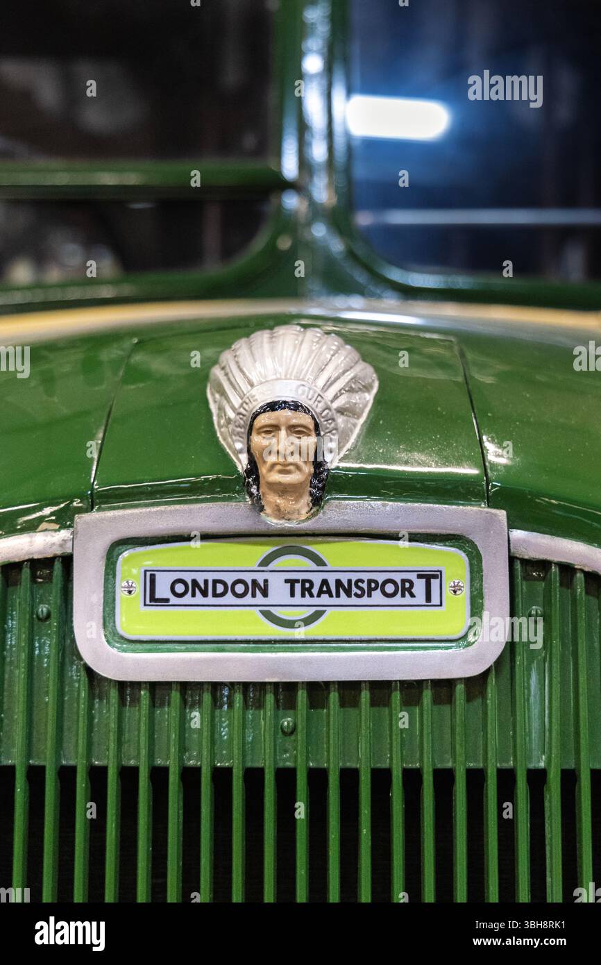 Testa dei nativi americani che copre il tappo del bocchettone di riempimento del radiatore, autobus a un piano tipo 1953 GS (Guy Special) 1953 utilizzato nelle aree rurali, London Transport Foto Stock