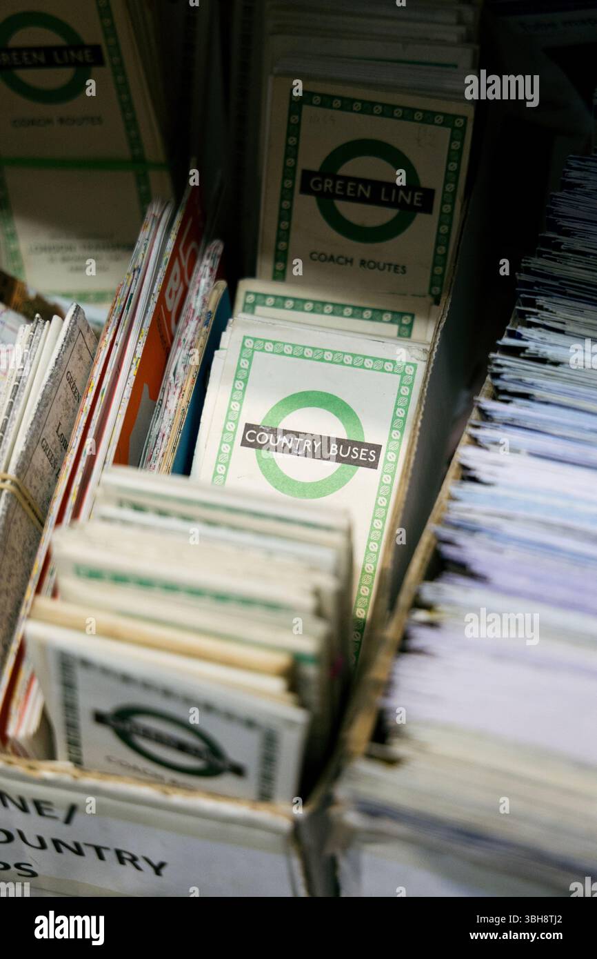 Mappe d'epoca degli autobus in vendita presso il negozio Emporium presso il London Transport Museum Depot, Londra, Inghilterra Foto Stock