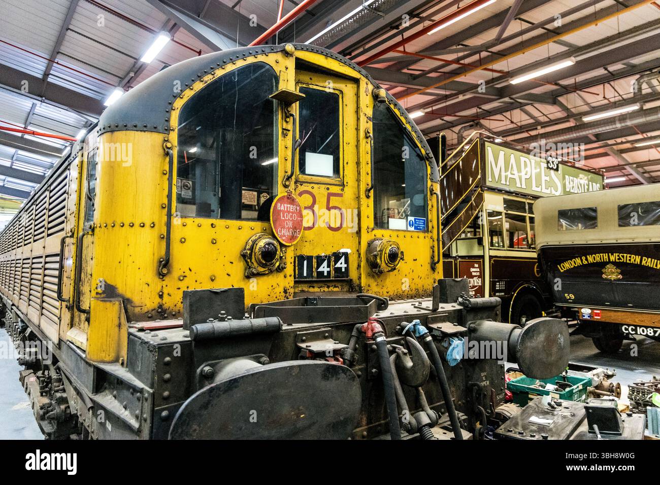 1938 locomotiva a batteria numero L35 utilizzata per il trasporto dei treni degli ingegneri, London Transport Museum Depot, Londra, Inghilterra Foto Stock