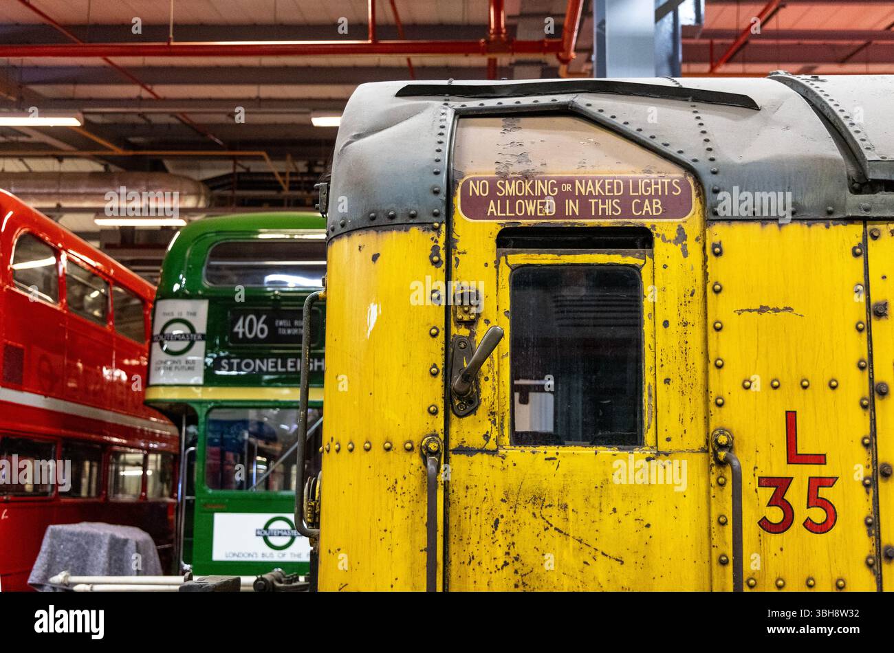 1938 locomotiva a batteria numero L35 utilizzata per il trasporto dei treni degli ingegneri, London Transport Museum Depot, Londra, Inghilterra Foto Stock