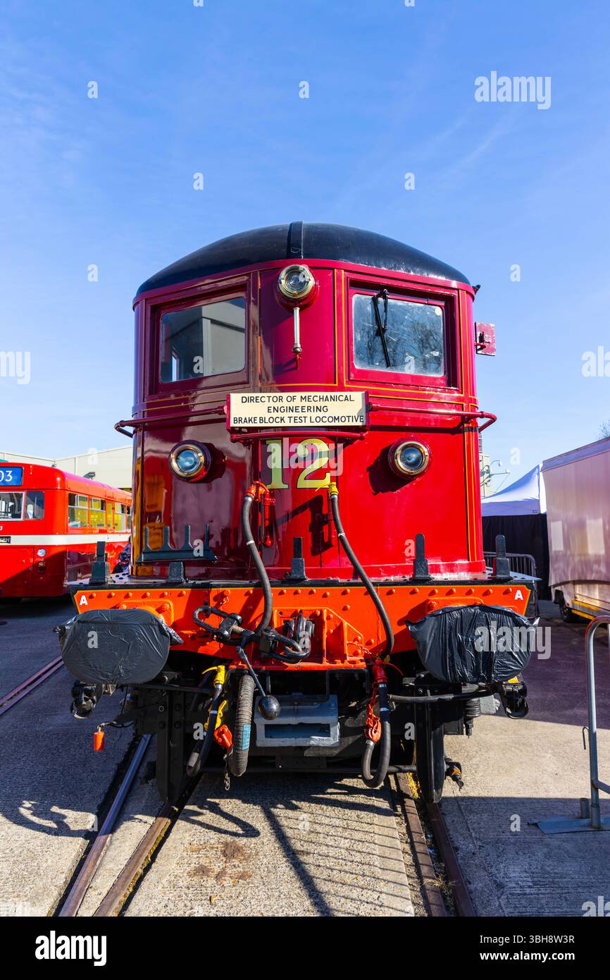 Metropolitan Railway No. 12 locomotiva elettrica SARAH SIDDONS, London Transport Museum Depot, Londra, Inghilterra Foto Stock Metropolitan Railway No. 12 locomotiva elettrica SARAH SIDDONS, London Transport Museum Depot, Londra, Inghilterra Foto Stock
