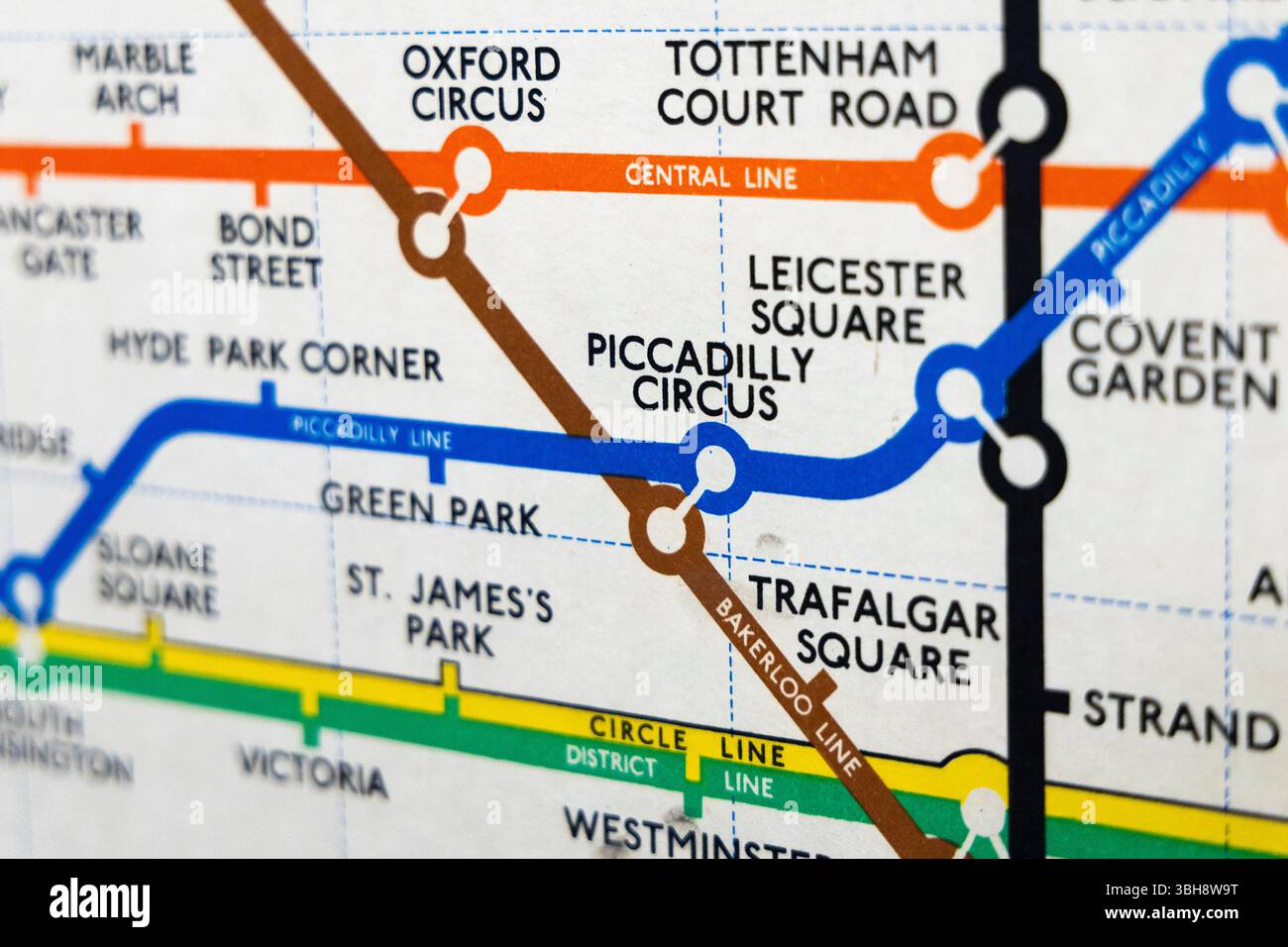 Primo piano della London Transport Railways mappa di Henry Beck 1957, London Transport Museum Depot, Londra, Inghilterra Foto Stock