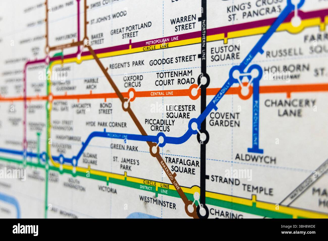 Primo piano della London Transport Railways mappa di Henry Beck 1957, London Transport Museum Depot, Londra, Inghilterra Foto Stock