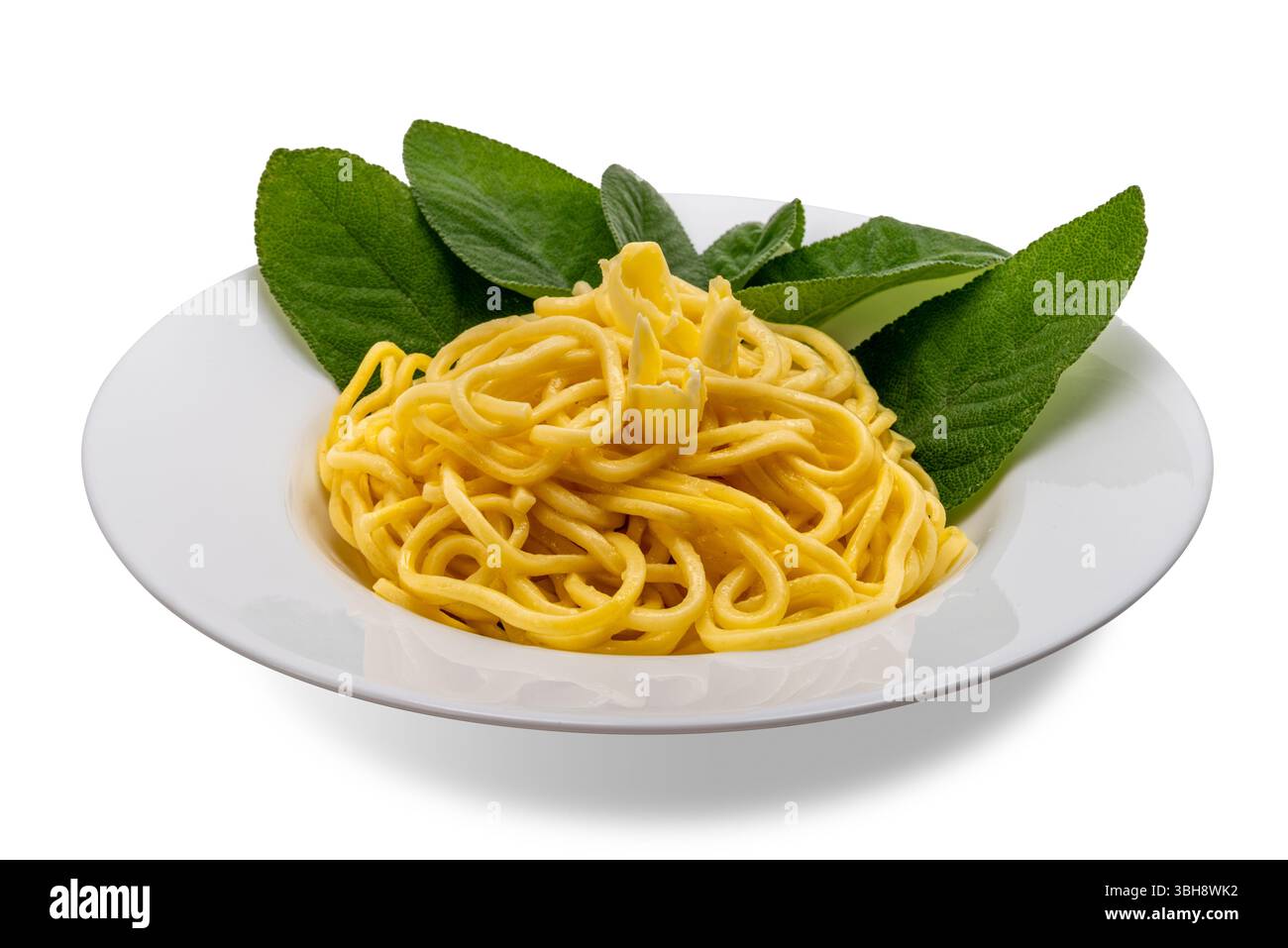 Spaghetti all'uovo ricoperti di burro e salvia in piatto bianco con fette di burro e foglie di salvia, spaghetti quadrati in piatto bianco isolati su bianco con clippi Foto Stock