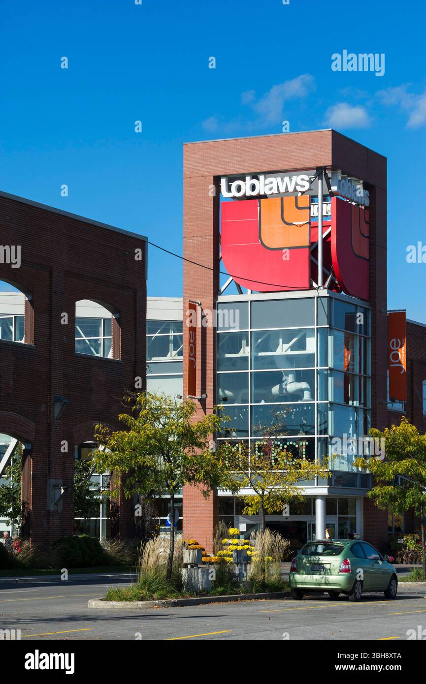 Loblaws est une chaine de magasins basee au Canada. | Loblaws è un grande rivenditore di generi alimentari, alimentari e articoli generici in Canada con oltre 1400 supermar Foto Stock