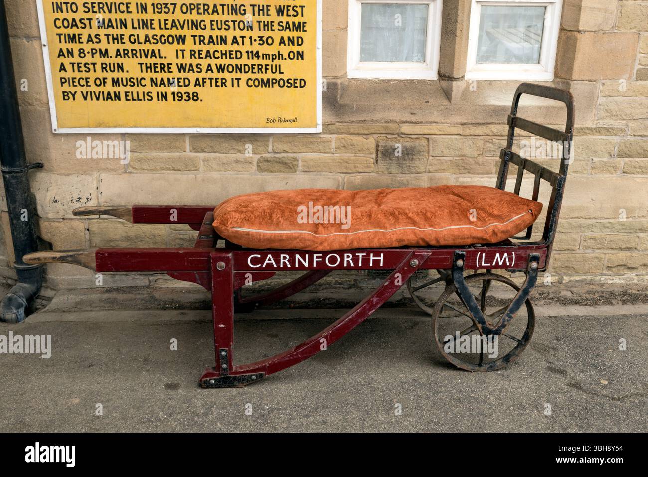 Carrello a mano sulla stazione ferroviaria di Carnforth. Foto Stock