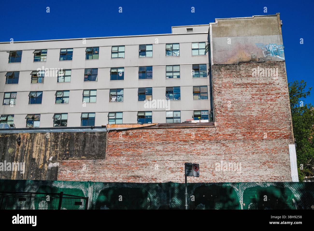 Un nuovo appartamento accanto ad un vecchio muro di mattoni a vista a Gastown, Vancouver, BC. Foto Stock