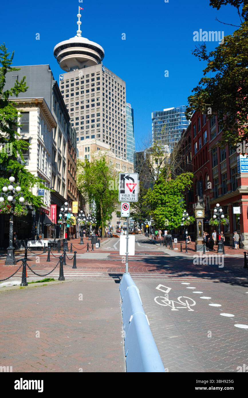 Water Street a Gastown lungo una pista ciclabile che guarda verso la torre Vancouver Lookout. Foto Stock