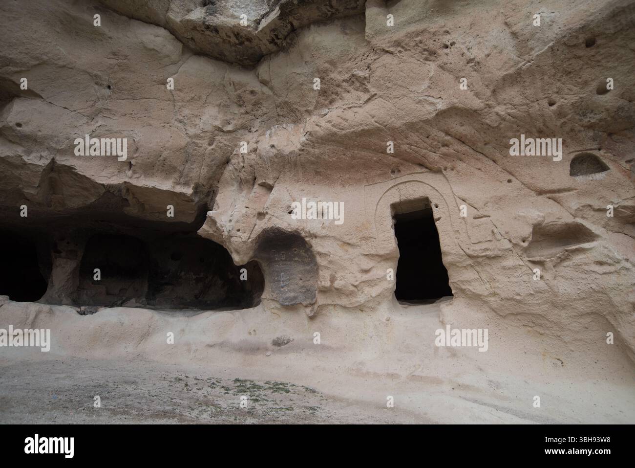 Le case rupestri della Cappadocia rivelano antiche abitazioni scolpite nella roccia morbida, che mostrano la storia geologica e culturale unica della regione. Foto Stock