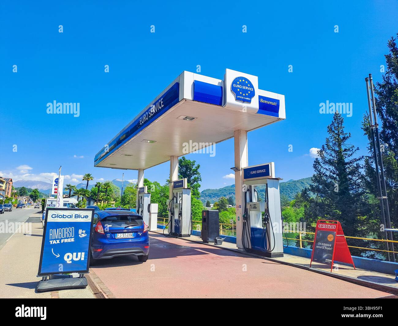 Caslano - Svizzera - 2 maggio 2025: Stazione di servizio Sunny Day. Società svizzera impegnata nella vendita al dettaglio di carburante e altri prodotti petroliferi in paesi europei Foto Stock