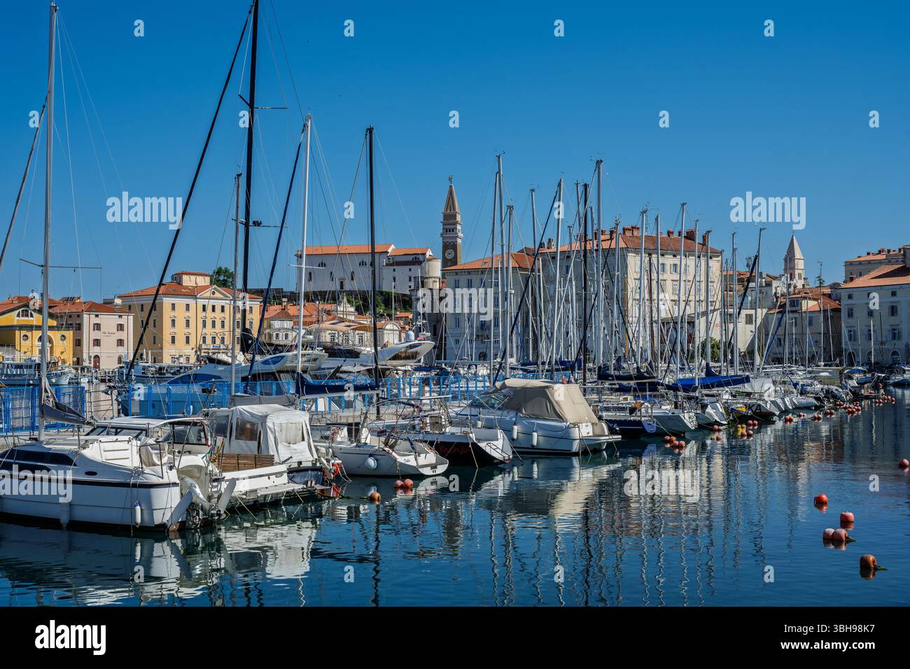 Pirano, Slovenia — 28 aprile 2025. Foto di molte barche attraccate nel porto turistico della città costiera di Pirano, Slovenia Foto Stock