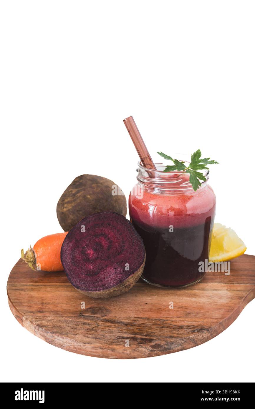 Un frullato vivace a base di barbabietola, carote e limone servito in un bicchiere trasparente. Ricca di antiossidanti e nutrienti, questa bevanda colorata supporta l'auto Foto Stock