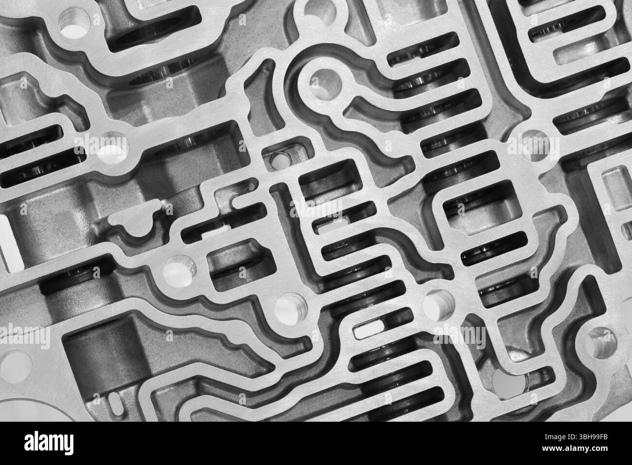 Parte in metallo stampata in 3D con molti fori e linee. la parte è argentata e ha un design molto complesso. concetto di complessità e precisione. adattatore industriale Foto Stock