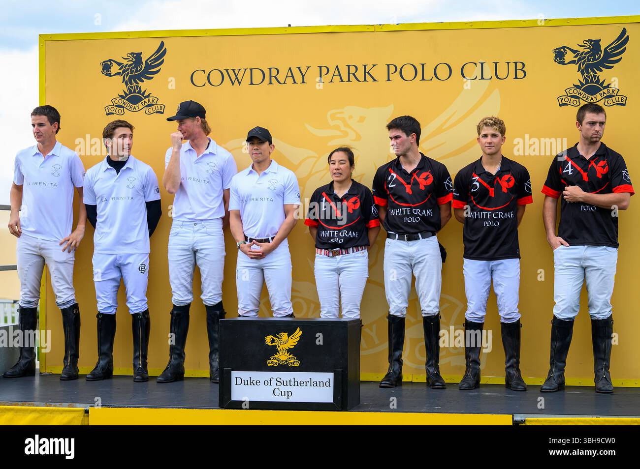 Cowdray Park, Sussex Regno Unito. 8 giugno 2025. Cowdray Park, Sussex Regno Unito. La finale della Duke of Sutherland Cup tra White Crane Black e la Irenita MB Polo. Da sinistra: I vincitori, la Irenita e i secondi classificati, White Crane Black. Crediti: MartinJPalmer/Alamy Live News Foto Stock